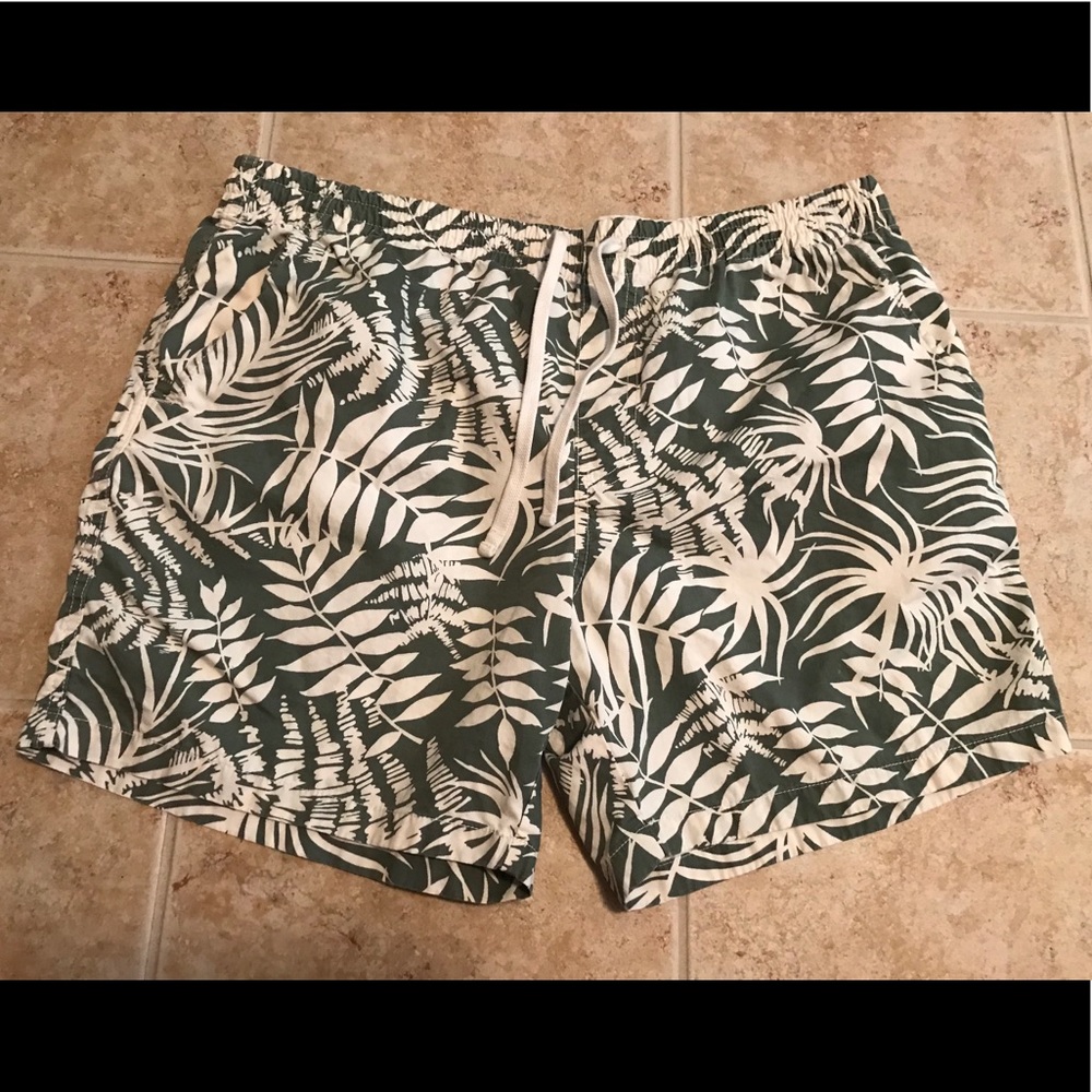 J Crew XL Hawaiian shorts green and white